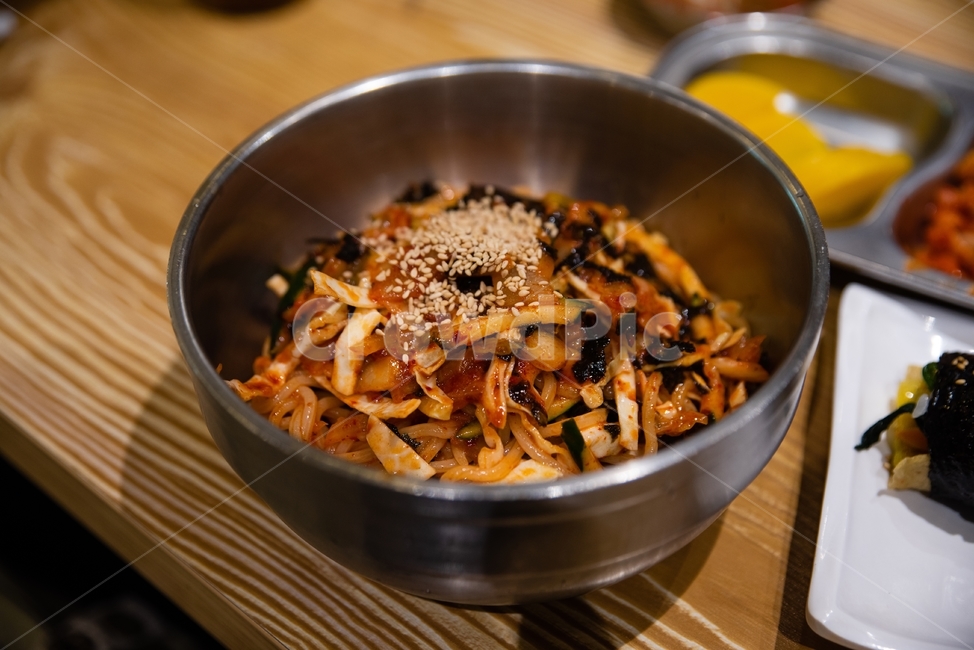 잔치국수,김밥,비빔밥,우동,면,음식,밀면,국수,분식,비빔국수,냉면,비빔냉면,계란,오이,고명,깨,테이블,식탁,무,부산,밀가루,요리,식당,그릇,접시,스테인레스,맛집,소스,양념,빨간,녹색,매운,외식,식사,한끼,아침,점심,저녁,식단,매콤한,달달한,맛있는,여름,향토음식,쫄면,시원한,식재료,reserves,면류,면요리,noodles,한식,한국음식,한국요리,food,dishes,meal,korean,cook