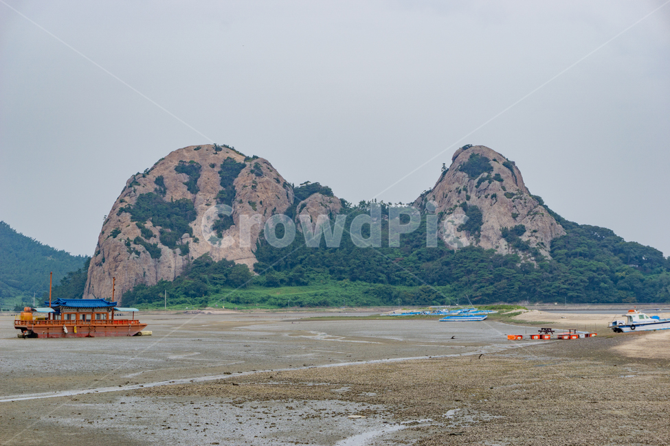 망주봉,선유도,군산,선유도해수욕장,서해,바다,전북,흐린날씨,여름,썰물,boat,보트,갯벌,갯펄,개펄,갯뻘,바닷가,한국,korea,beach,mountain,watercraft,배,돛단배,낚시,낚싯배,어촌,fishing,village,섬,섬마을,황해,무녀도,대장도,고군산군도,진흙,뻘,자연,nature