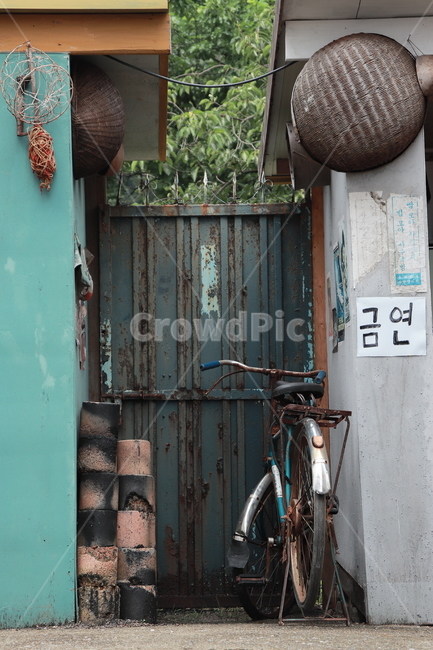 연탄,자전거,옛날자전거,주택옆골목,오래된자전거