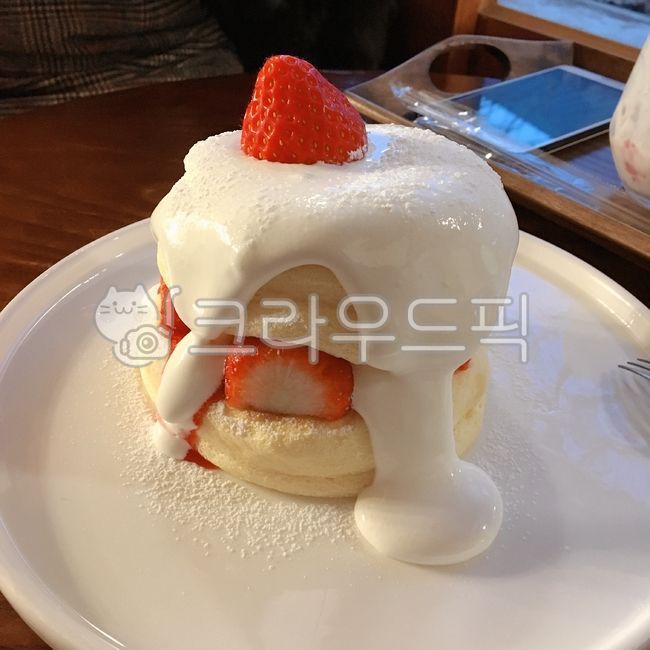 수플레팬케이크,팬케이크,디저트,딸기팬케이크,생크림,간식,딸기,케이크,딸기케이크,카페,음식,dessert,fancake,cake