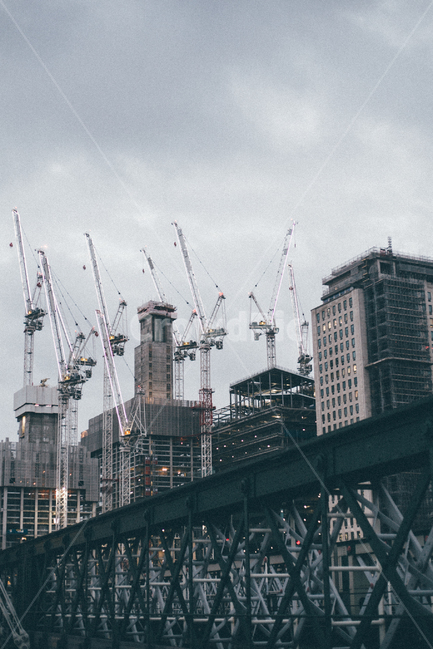 constructioncrane,건설크레인,construction,건물,공사,흐린날씨,도시,풍경,city,landscape,산업,industry,industrial,건설업,건축업,construction industry