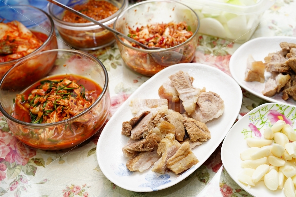 수육,돼지,돼지고기,술안주,먹방,김치,겉절이,한식,집밥,집반찬,일상,음식,푸드,먹거리,식사마늘,접시,음식,식재료,요리,food,cook,meal,dishes,food reserves,육류,고기,meat,한식,한국음식,한국요리,korean food,korean dishes,korean meal,korean cook
