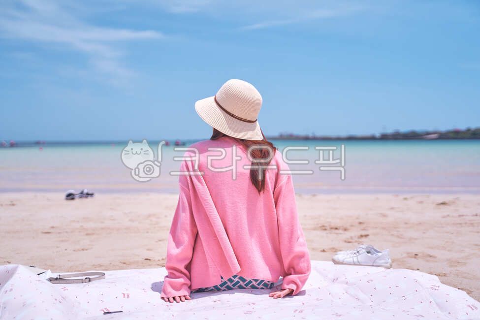 바다,푸른바다,의류,모자,모자쓴여자,해변휴식,여자뒷모습,여행,해변,모래해변,날씨좋은바다,맑은해변,여자,뒷모습,제주,제주도,밀짚모자,색감,여성,traveling,trip,하고수동해수욕장,우도,사람,인물,인간,human,person,여성,여자,woman,female,lady,여행,휴가,traveling,vacation,trip