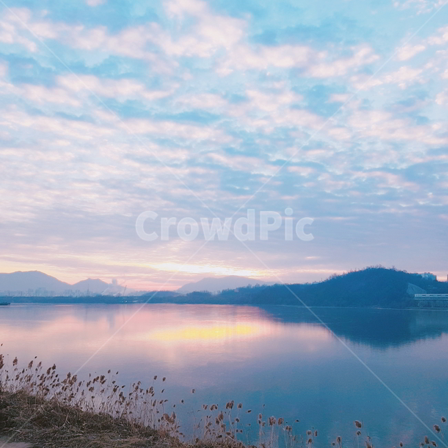 강,해돋이,산,하늘,구름,자연,풍경,nature,landscape,land,땅,outdoors,옥외,water,물,shoreline,해안선