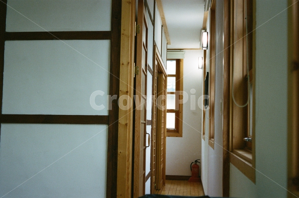 복도,카페,창문,빛,일본,군산,다다미,개조,인테리어,목조,원목,brown,light,필름,필름사진,그레인,아날로그,아날로그사진,film,filmphotography