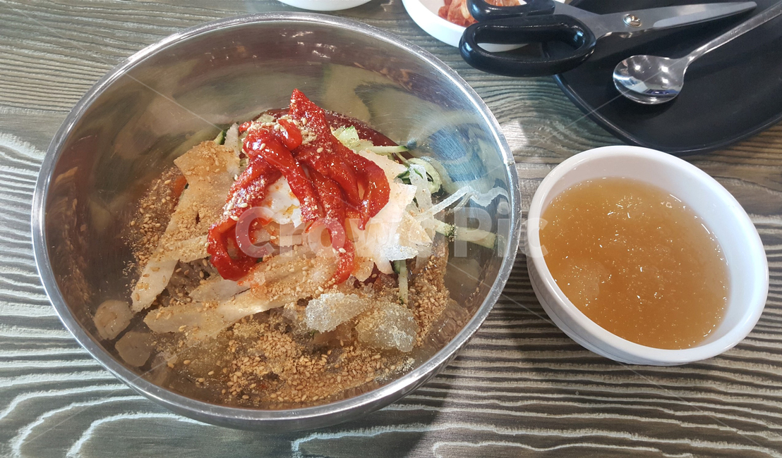 냉면,여름,시원한,더위,여름음식,양념장,새콤한,한국음식,음식,요리,면발,국수,한식,면류,면요리,회냉면,비빔냉면