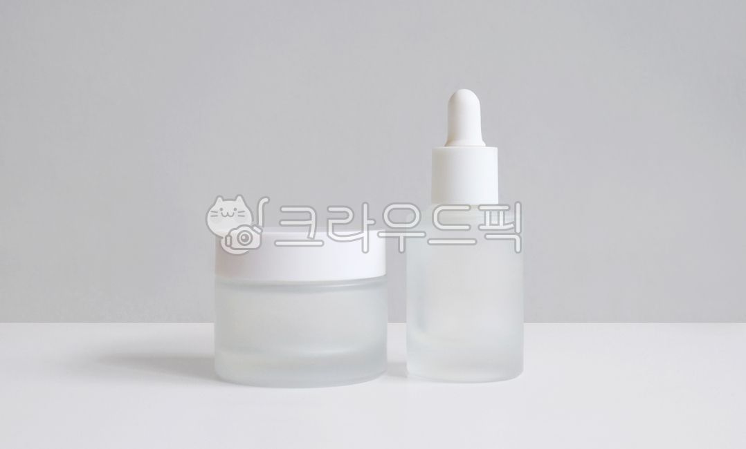 화장품,화장품용기,세럼,코스메틱,세럼병,크림병,크림용기,세럼용기,화장품세트,세트,빈병,회색배경,용기,스킨케어,패키지,화장품패키지,플라스틱,불투명,하얀색,회색,그레이,오브젝트,제품,관리,모이스쳐,목업,뚜껑,유리,패키징,디자인,깨끗한,뷰티,스포이드,메이크업,컨셉,하얀배경,그림자,나뭇잎,초록,그린,프레시,프레쉬,오가닉,유리병,기초화장,beauty,shadow,clean,mockup,set,glass,graybackground,beautiful,cure,pharmacist,cream,solution,label,therapy,chemistry,mixture,shower,closeup,bodycare,pharmacy,package,empty,skincare,packaging,makeup,wellbeing,moisturizing,facial,jar,object,moisturizer,container,treatment,liquid,hygiene,medicine,lotion,plastic,care,bottle,skin,product,isolated,background,concept,cosmetic,serum,white