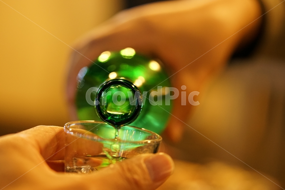 	소주,소주한잔,술자리,술병,쏘주,술,알콜,모임,감성,감성샷,일상,스냅,한잔,연말,찰라,감성사진,사람,인물,인간,human,person,신체일부,몸,body,술,주류,alcohol