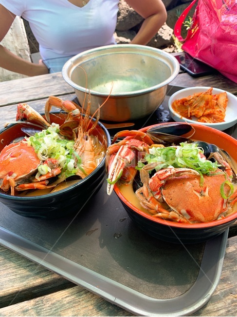 해물라면,라면,음식,양은냄비,꽃게,새우,홍합,대파,매운맛,붉은색,빨간색,매움