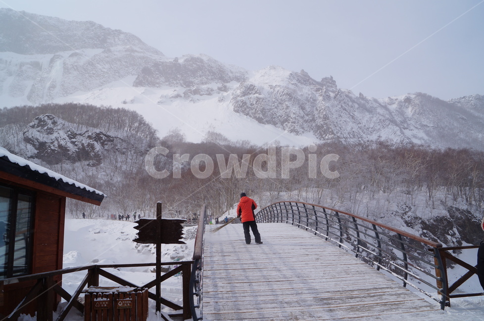 백두산,산,눈,snow,winter,겨울,다리,중국,장백산,겨울,계절,winter,season,자연,풍경,nature,landscape,사람,인물,인간,human,person,handrail,난간,banister