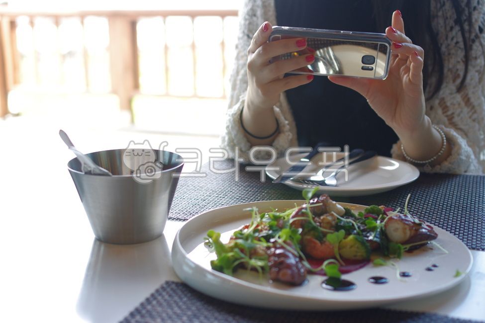 레스토랑,식당,음식,촬영하는사람,휴대폰촬영