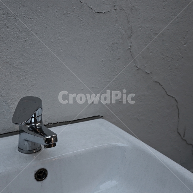 폐가,수도꼭지,세면대,시멘트벽,감성사진,화장실,욕실,싱크수도꼭지,sinkfaucet
