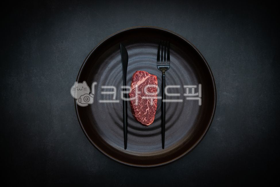 안심,마블링,꽃등심,한우,생고기,소고기,특수부위,음식,고기,신선한,나이프,포크,접시,플레이팅,탑뷰,연출,빈티지,블랙,배경,누끼,메뉴,메뉴판,음식,식재료,요리,food,cook,meal,dishes,food reserves,육류,고기,meat