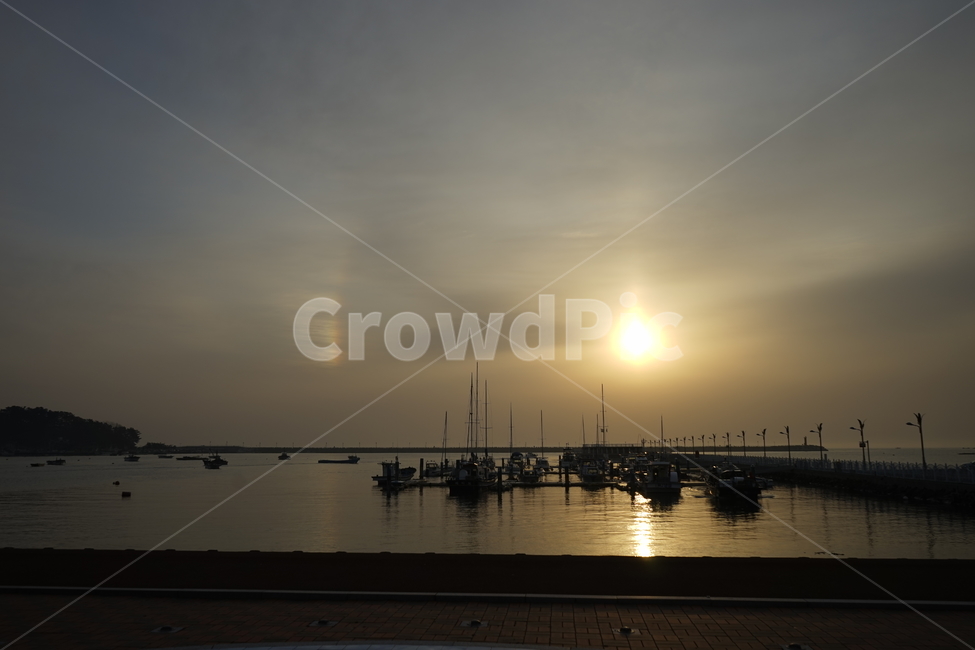 일출,바다,어선,방파제,노을느낌,배,산업,industry,industrial,어업,fishery,fishing industry