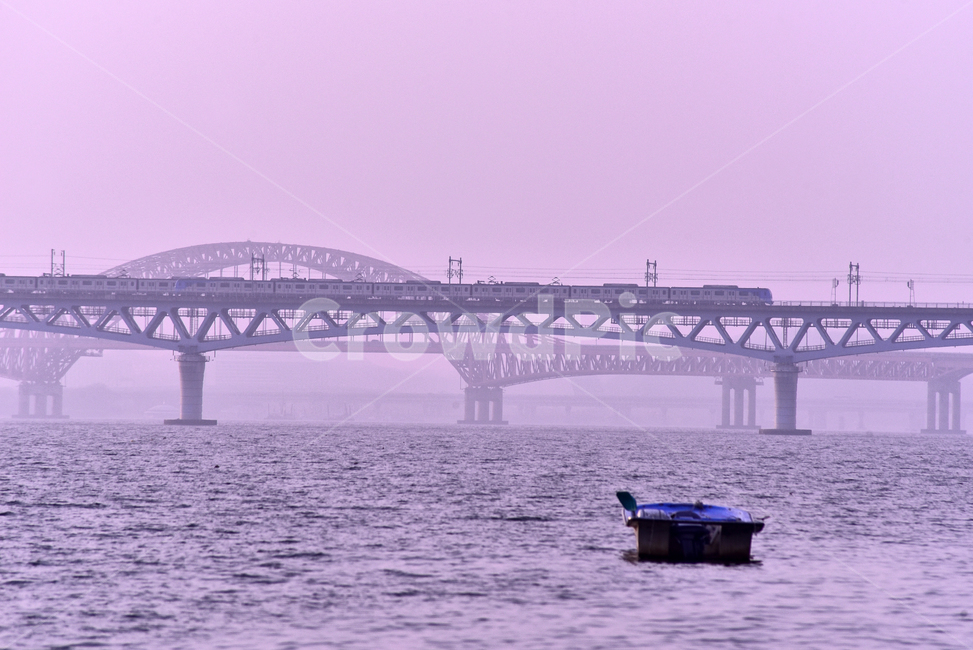 다리,교각,한강,한강대교,배,물,강물,water,river,bridge,철교,배한척,배경,바탕,백그라운드,건축물,야외,옥외,outdoor,연보라색,ship,교통,교통수단,traffic,transportation