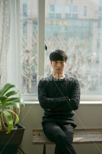 남성,남자,창가,창문,스웨터,니트,실내,사람,인물,인간,human,person,남성,남자,man,male,패션스타일,의상,fashion,style