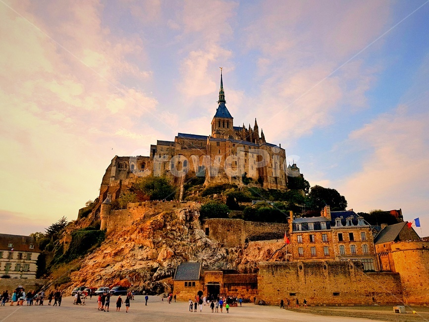 몽생미셸,하늘,프랑스,수도원,노을,중세,해외,외국,노르망디,랜드마크,landmark,tourist attraction,해외,외국,세계,foreign,oversea,world,세계랜드마크,해외랜드마크,외국랜드마크,world landmark,world tourist attraction,사람들,대중,군중,other people,crowd,건축물,건물외관,exterior,building,structure,architecture,construction,건물,castle,성,fort,요새,town,도시,urban,어반,downtown,도심,city,시티