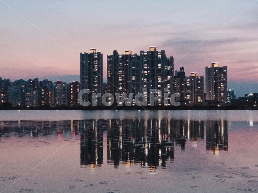 호수,반사,야경,노을,물,건물,감성