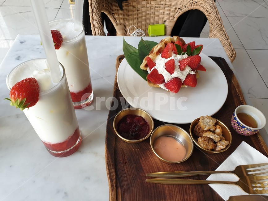 수영장까페,디저트,딸기라떼,딸기펜케이크,까페매니아,음식,식재료,요리,food,cook,meal,dishes,food reserves,디저트,간식,후식,dessert,snack