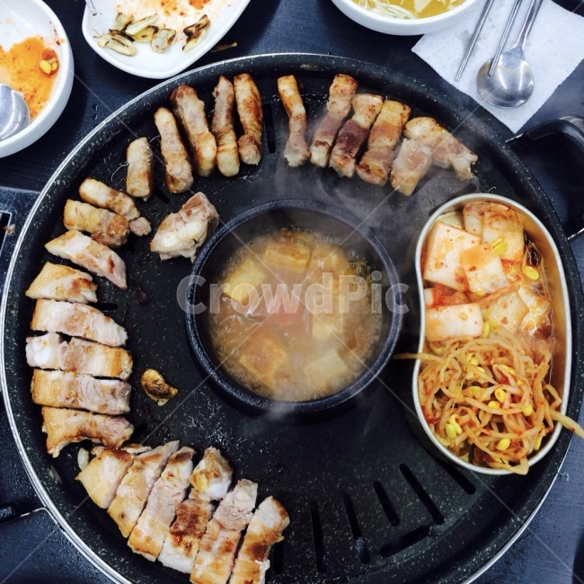 삼겹살,목살,돼지고기,고기,된장찌개,김치,회식,외식,저녁,야식,음식,식재료,요리,food,cook,meal,dishes,food reserves,육류,고기,meat,한식,한국음식,한국요리,korean food,korean dishes,korean meal,korean cook