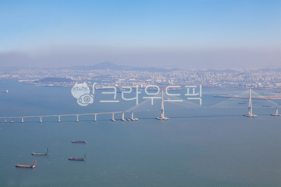 항공촬영,바다,인천대교,송도,다리,도시,인천시,교각,고속도로,전경,항구,산업,연수구,스카이라인,산,도심,풍경,빌딩,배,선박,인천