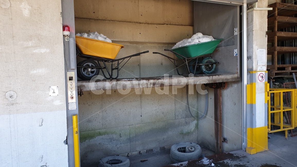 elevator,cargo beta,cargo compartment,lift,cart