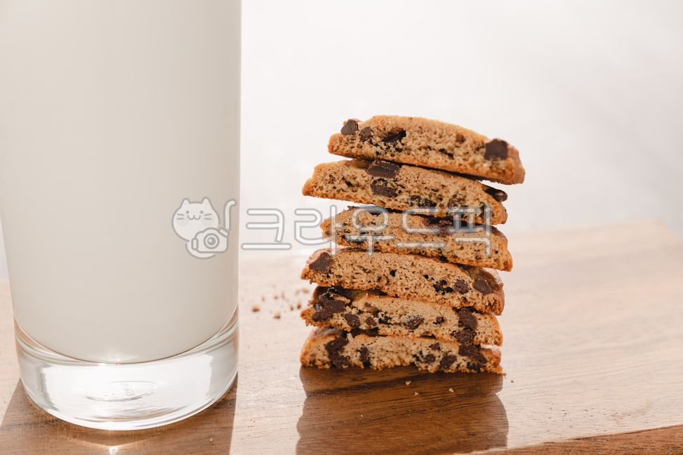 cookie,snack,milk,Chocolate Chip Cookies,biscuit,food,chocolate