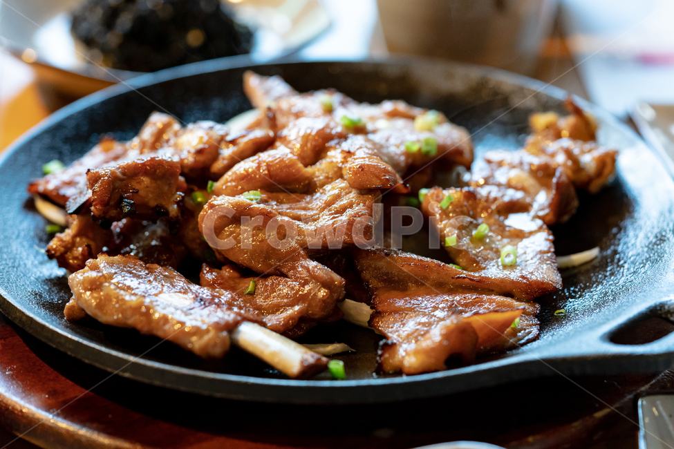 고기,갈비,양념,돼지,달콤한,접사,식사,음식,요리,단백질,동물,맛집,조리,뼈,익힌,맛있는,콜레스테롤,비만,기름진,건강,식탁,반찬,접시,음식,식재료,요리,food,cook,meal,dishes,food reserves,육류,고기,meat,한식,한국음식,한국요리,korean food,korean dishes,korean meal,korean cook