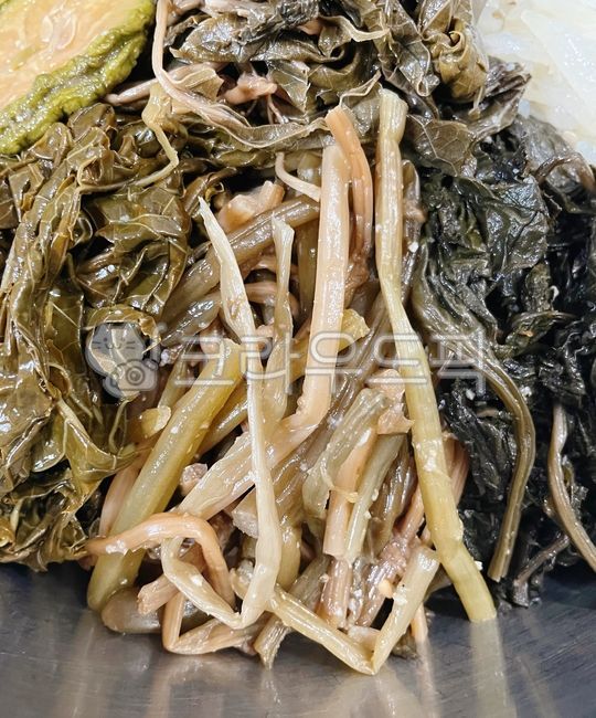 sweet potato stem,Herbs,sweet potato stem greens,Jeongwol Daeboreum namul,Stirfried Sweet Potato Stem and Herbs,food,meal,full moon food,full moon namul,First full moon food,stirfry,Daeboreum food,Stirfried vegetables,Daeboreumnamul