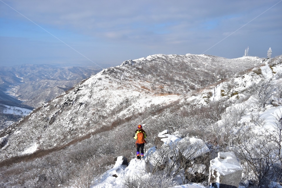 무등산,국립공원,풍경,힐링,산행,설경,상고대,서리꽃,서석대,입석대,안양산,백마능선,장불재,증심사,중봉,중머리재,천왕봉,지왕봉,Korea,National,Park,눈풍경,등산,주상절리,판타스틱,겨울왕국,겨울,지질공원,인왕봉,천지인,설국,2018년,1월,눈꽃,파란하늘,트레킹,winter,landscape,감성,아름다운,황홀한,장관,비경,선경,최고,사진,겨울,계절,winter,season,자연,풍경,nature,landscape,한국자연풍경,한국자연경관,korea nature landscape,사람,인물,인간,human,person,outdoors,옥외,mountain,산,mountain range,산맥,ice,얼음