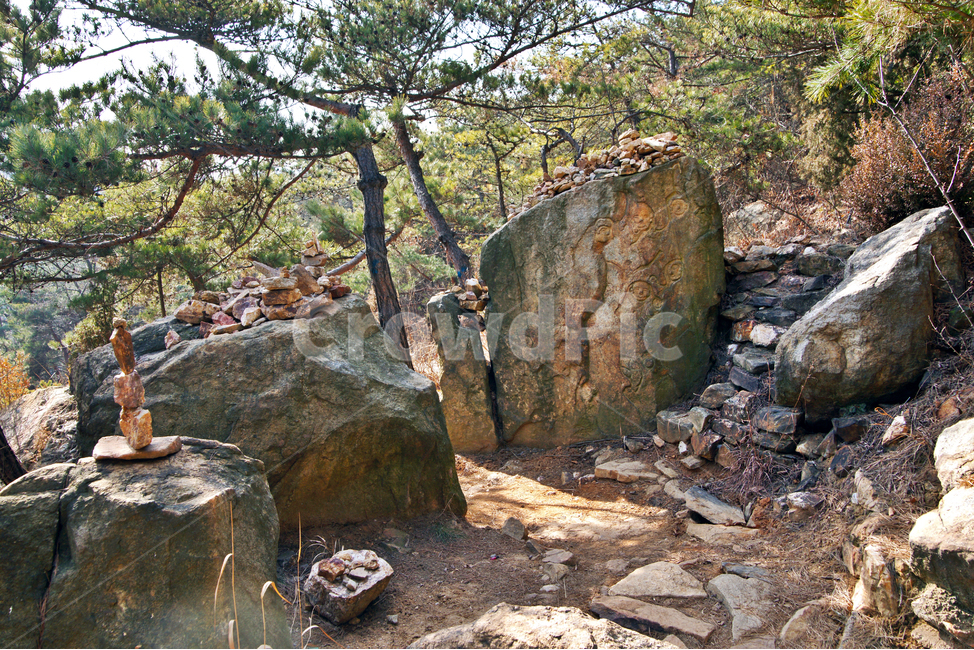 용운암마애승용군,마애불,고려시대,과천,바위,스님,얼굴,연꽃,5명,미소,조각,마애명문,정면상,측면상,자연,풍경,nature,landscape,rubble,파편,ground,바닥