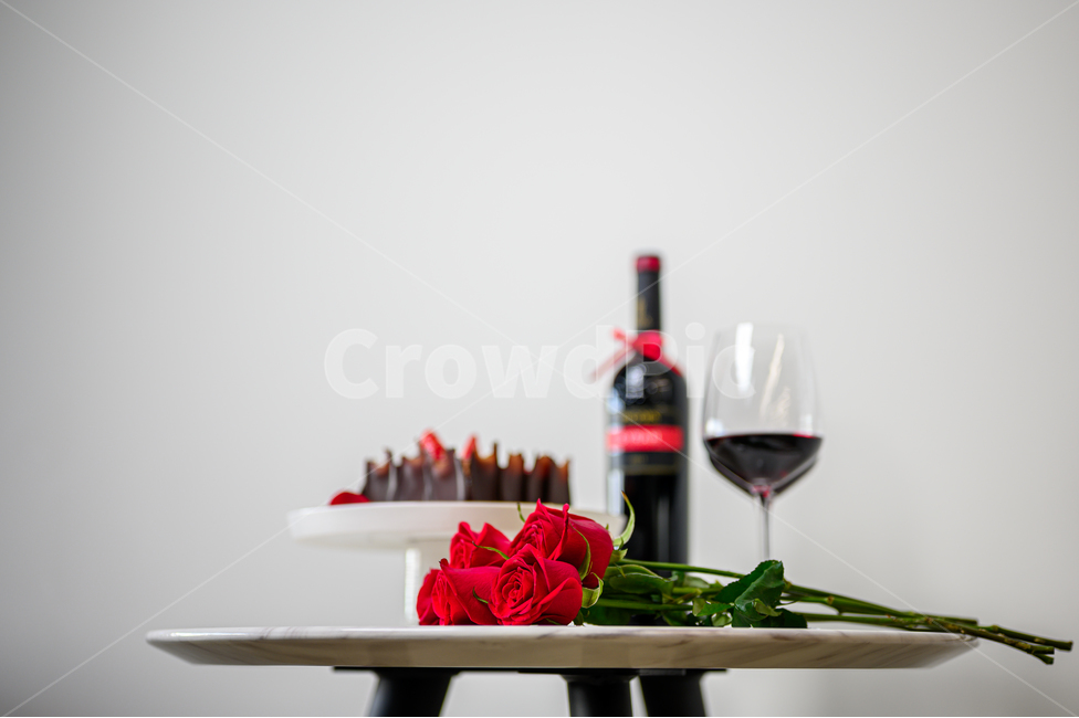 발렌타인데이,장미,초콜렛,케익,와인,와인잔,기념일,장미꽃,꽃,rose,flower,plant,식물,blossom,테이블,기념일,축하,anniversary,congratulation,celebrate,celebration