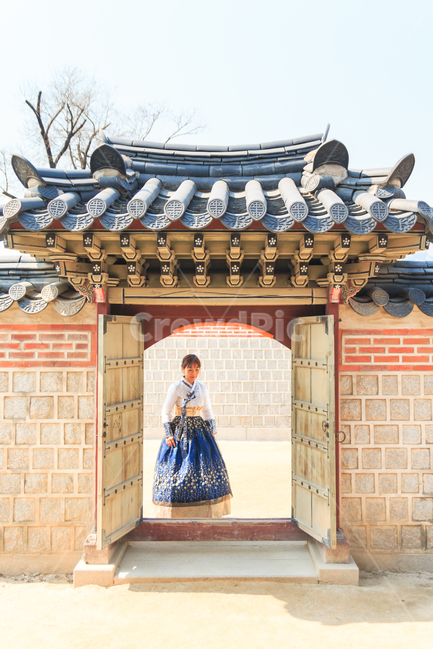 한복,경복궁,전통,여성,여인,여자,아름다운,궁,궁전,궁궐,고궁,의상,복장,고운,자태,규수,처녀,낭자,아씨,산책,나들이,문,대문,출입문,출입,햇빛,열린,의복,기와,지붕,한국전통,한국문화,korean traditional,korean culture,한복,한국전통의상,hanbok,korean traditional clothes,랜드마크,landmark,tourist attraction,한국랜드마크,한국관광지,한국명소,korea landmark,korea tourist attraction,사람,인물,인간,human,person,여성,여자,woman,female,lady,건축물,건물외관,exterior,building,structure,architecture,construction