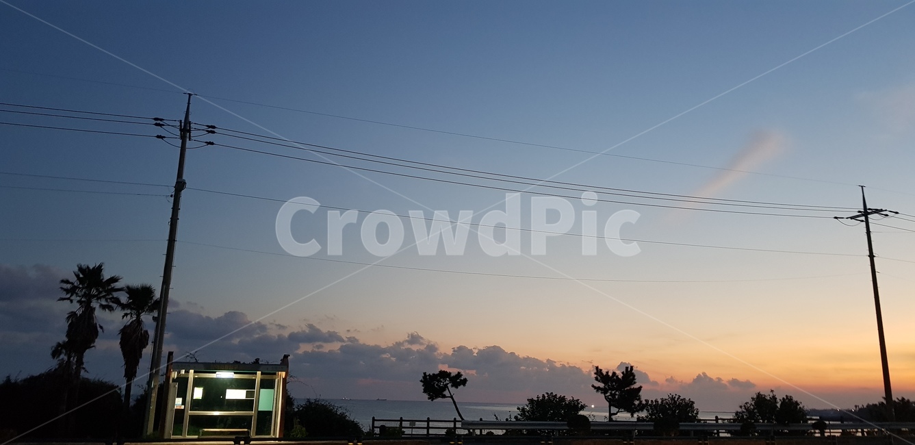 저녁하늘,바다,버스정류장,전봇대,구름,노을