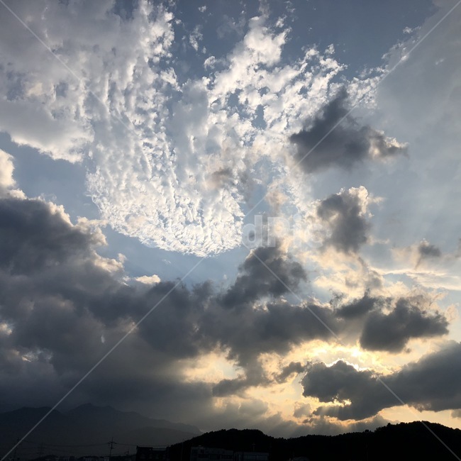 노을,구름,역광,태양,하늘,저녁,속초,바다,뭉게구름,새털구름,등대,황혼,sunset,cloud,sun,sky,풍경