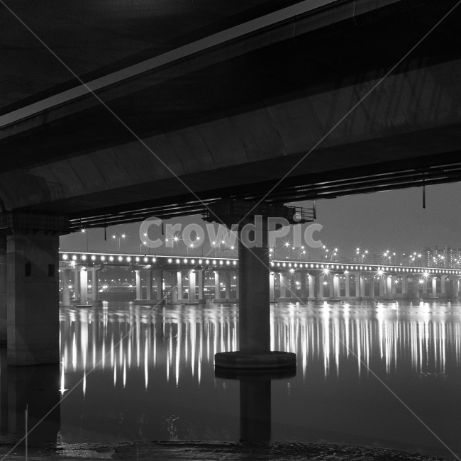 한강,hanriver,다리,bridge,야경,nightview,필름사진,밤풍경,도시,풍경,city,landscape,한국도시풍경,한국도시경관,korea cityscape,흑백,모노톤,monochrome,black and white,건축물,건물외관,exterior,building,structure,architecture,construction,water,물,waterfront,워터 프론트