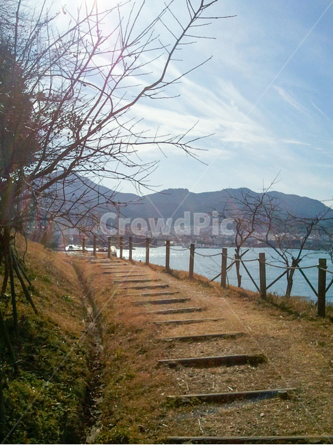 흙길,dirtroad,바닥,ground,물,산책로,둘레길,하늘,나무,자연,풍경,nature,landscape,gravel,자갈,dirt road,road,도로