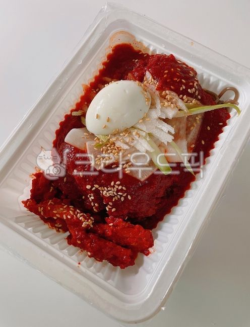 가오리회비빔막국수,가오리회비빔국수,가오리회비빔면,회비빔막국수,회비빔국수,회비빔면,비빔막국수,비빔국수,비빔면,면,가오리회,가오리채,식사,달걀,계란,삶은계란,삶은달걀,배,과일,생과일,오이,양념장,포장,일회용용기,음식,food,meal,sesame,egg,noolde,fruit