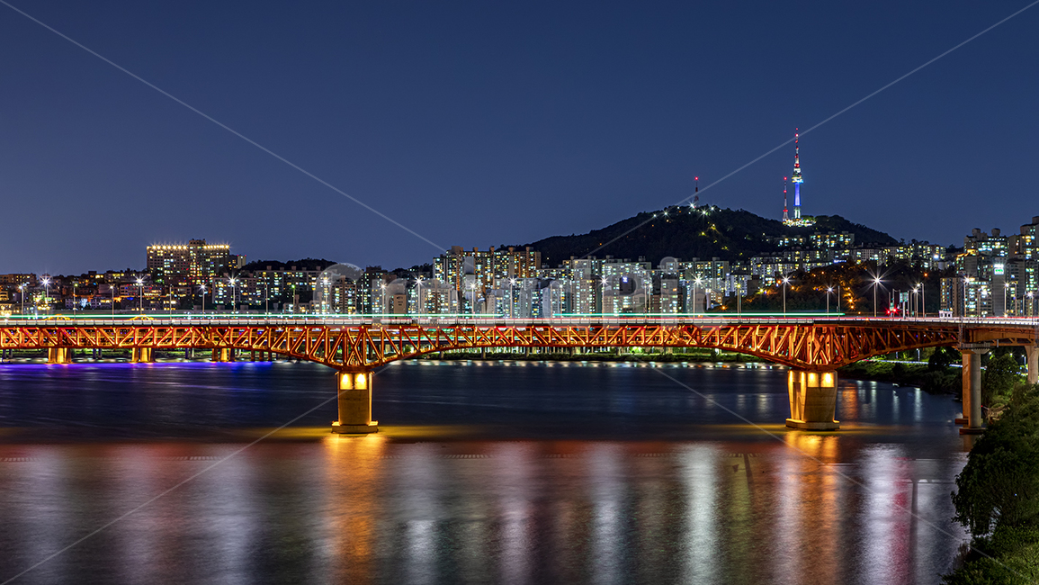 city,시티,town,도시,metropolis,중심지,urban,어반,building,steeple,뾰족한탑,spire,첨탑,tower,탑,서울,seoul,한강,강,river,magichour,매직아워,야경,water,물,waterfront,워터프론트,성수대교,bridge,남산,남산야경,성수대교야경