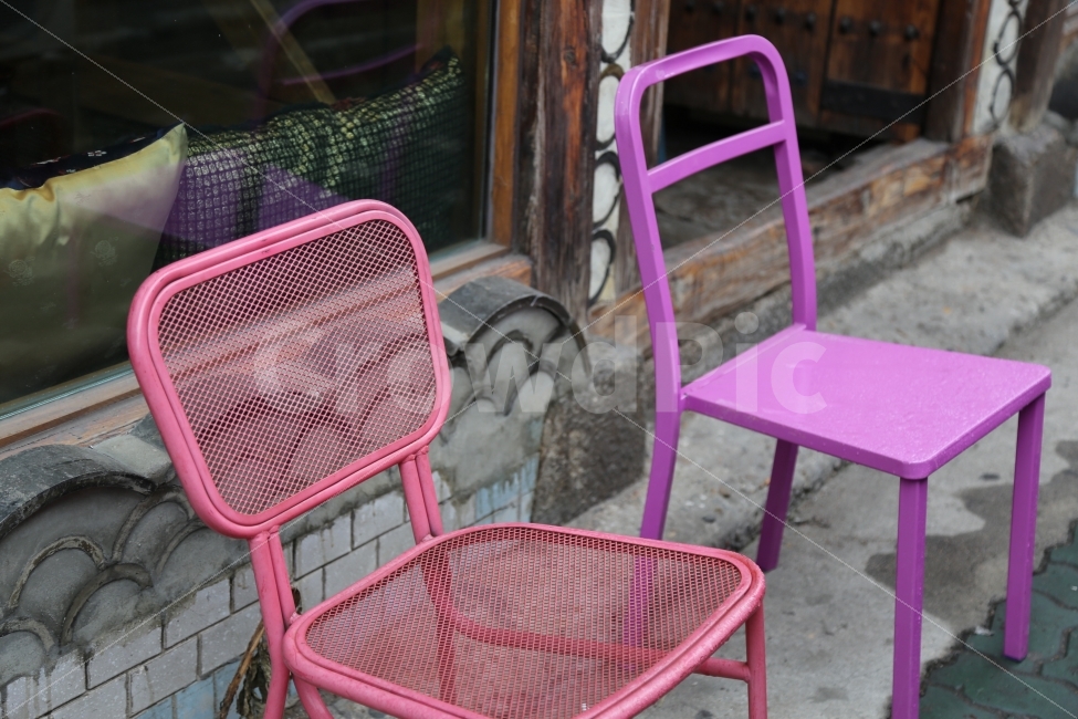 철제의자,골목길,핑크,연보라색,pink,purple,magenta,추억,향수,동심,기억,로맨틱,분위기있는,감성사진,감성적인,빈티지,빈티지인테리어,분홍색,mood,romantic,chair,의자,휴식,쉼,기다림,사물,물건,오브젝트,thing,object,matter