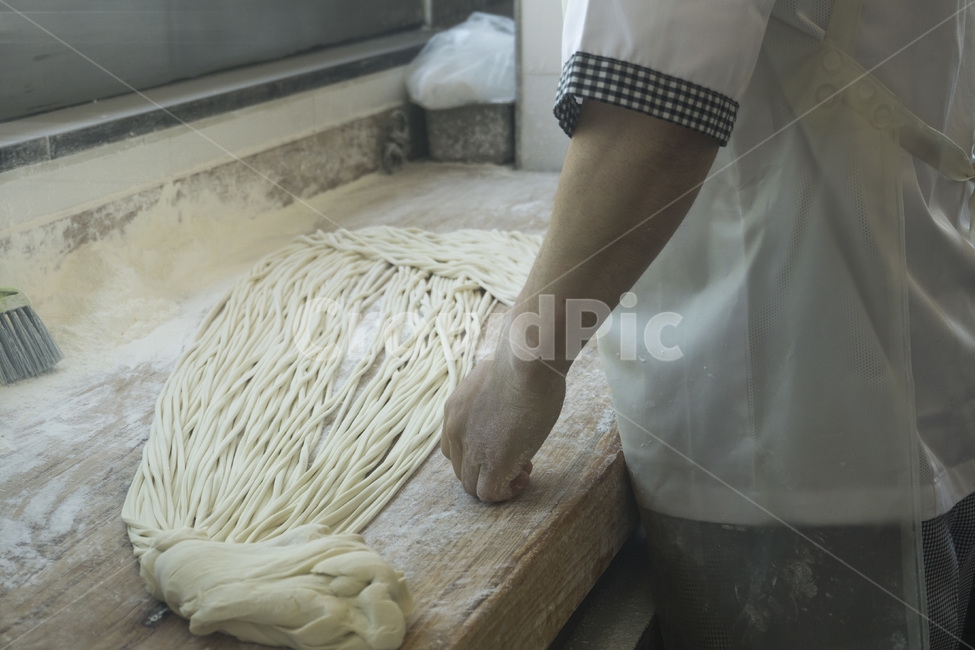 밀가루,면,누들,국수,수타면,수타,반죽,수타반죽,손,음식,수제,숙성,기술,면뽑기,짜장면,칼국수,사람,인물,인간,human,person,신체일부,몸,body,주방,키친,부엌,주방용품,요리도구,kitchen,kitchenware,cookroom,cookingutensil,면류,면요리,noodles