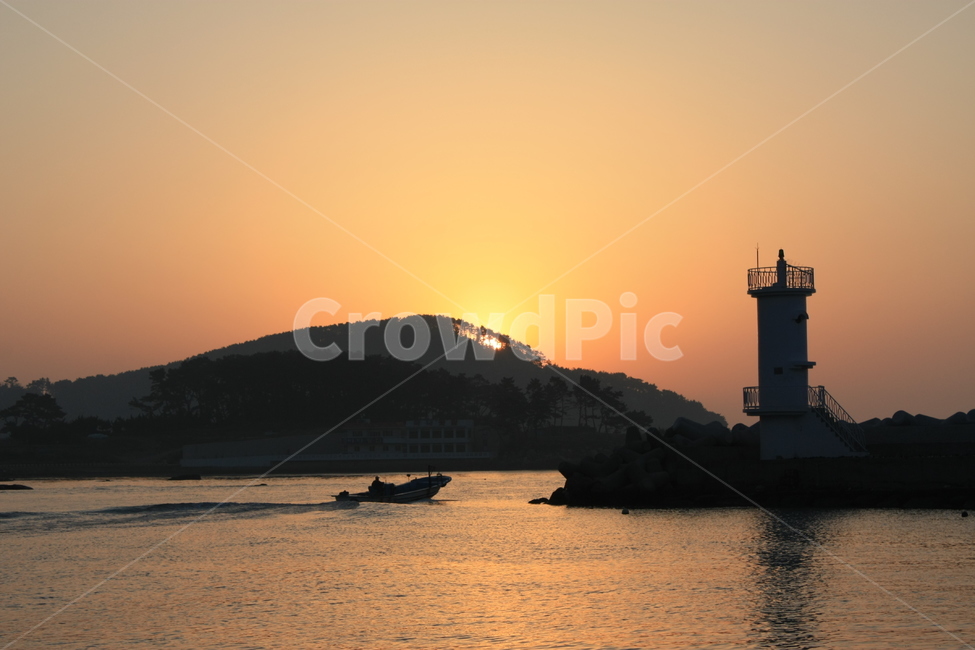 보트,등대,노을,경치,해넘이,등대,lighthouse,실루엣,그림자,silhouette,shadow,transportation,교통,vehicle,차량,boat