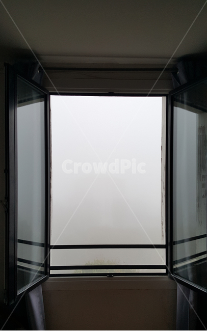 창문,방,안개,우울,창밖,window,fog,gloomy,흐린날,새벽,아침,겨울,창살,습기,비
