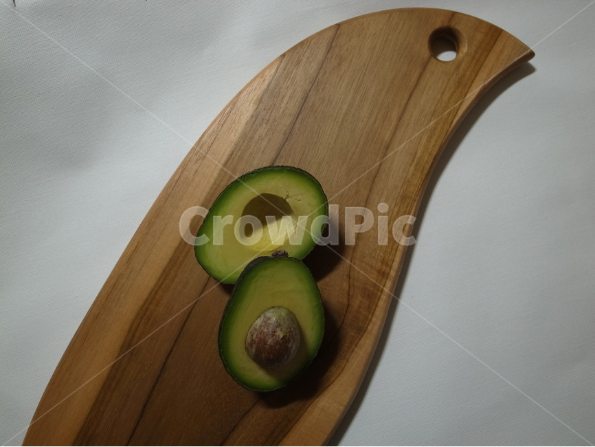 아보카도,누끼,avocado,나무도마,연두색,부드러움,음식누끼,도마,food,단면,아보카도단면,음식,식재료,요리,food,cook,meal,dishes,food reserves,과일,열매,fruit