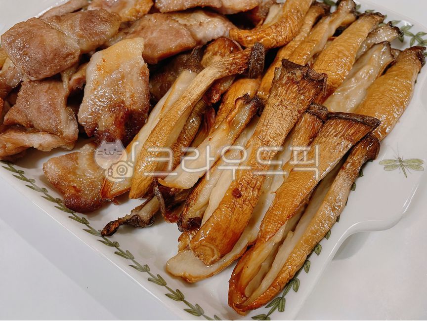새송이버섯,버섯,버섯구이,새송이버섯구이,구운새송이버섯,구운버섯,목살,돼지고기,돼지,고기,삼겹살,육류,접시,pork,meat,food,meal,dish