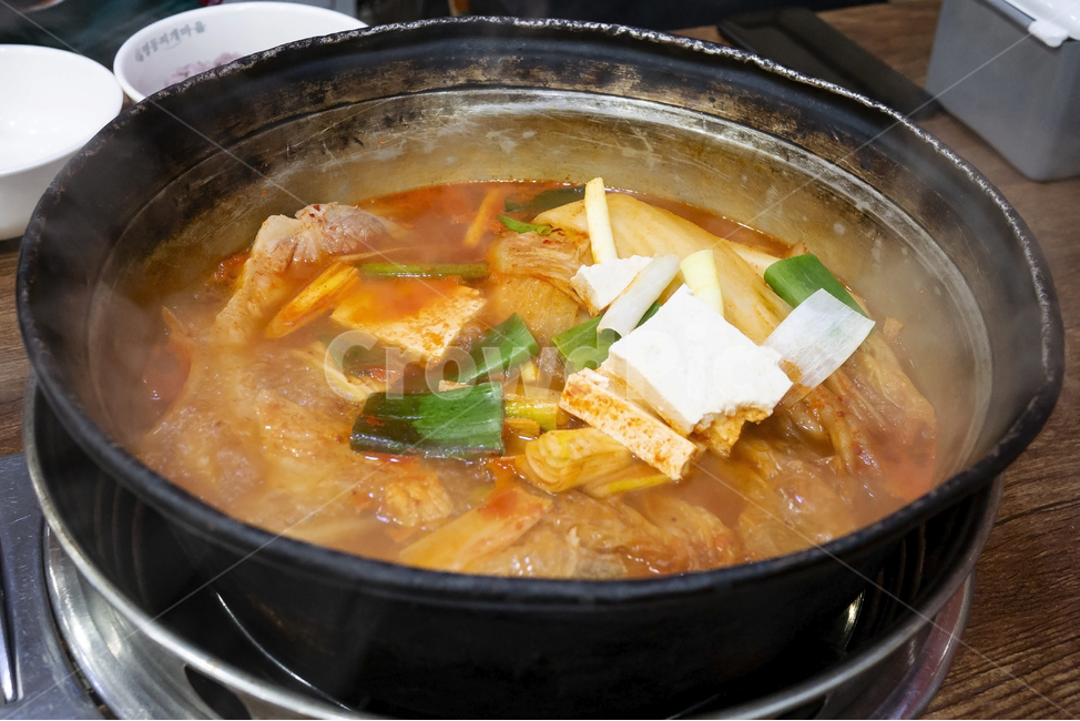 김치찌개,김치,두부,돼지고기,목살,한국음식,뜨거운,매콤한,매운,찌개,맛있는,korean,korea,soup,stew,kimchi,음식,식재료,요리,food,cook,meal,dishes,food reserves,한식,한국음식,한국요리,korean food,korean dishes,korean meal,korean cook