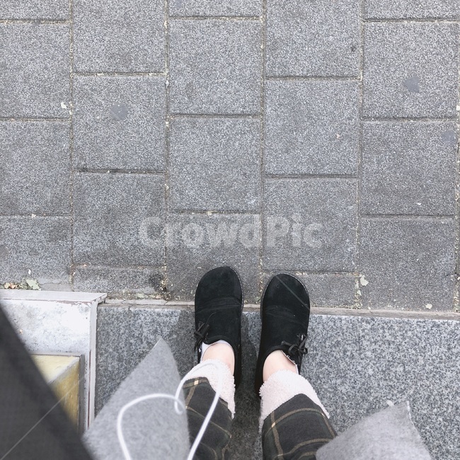 구두,발,이어폰,겨울느낌,체크바지