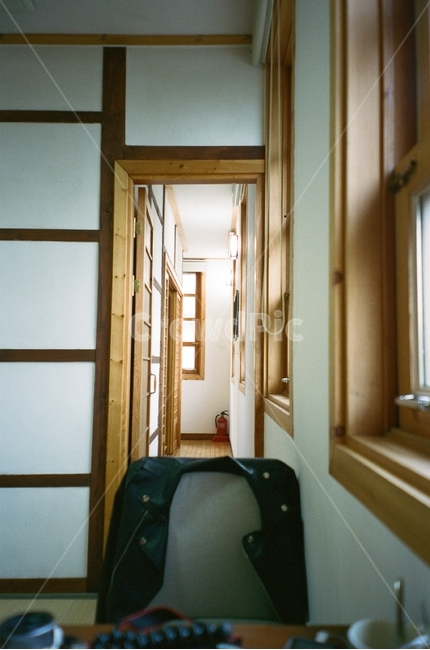 복도,카페,창문,빛,일본,군산,다다미,개조,인테리어,목조,원목,brown,light,필름,필름사진,그레인,아날로그,아날로그사진,film,filmphotography
