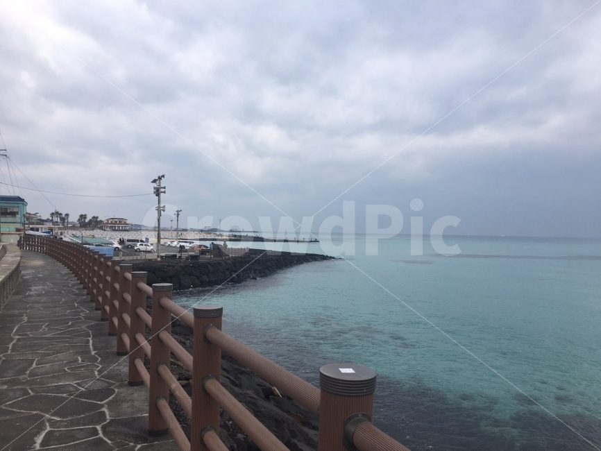 풍경,여행,제주도,해안도로,바다,구름,먹구름,울타리,어두운,자연,풍경,nature,landscape,제주도,jeju,jeju island,water,물,railing,난간,waterfront,워터 프론트