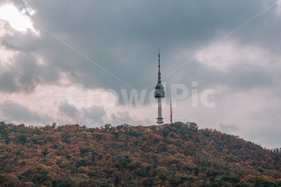 가을,서울,단풍,남산타워,하늘,구름,자연,풍경,한국,seoul,korea,autumn,가을,계절,fall,autumn,season,랜드마크,landmark,tourist attraction,한국랜드마크,한국관광지,한국명소,korea landmark,korea tourist attraction,spire,첨탑,steeple,뾰족한 탑,tower,탑,architecture,건축물,building,건물